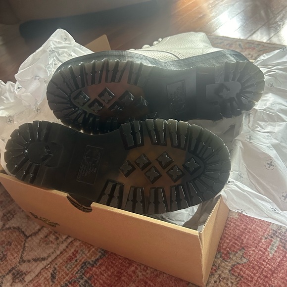 Brand new, in box dr.marten platform Sinclair - Picture 9 of 9